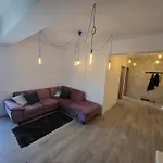 Spacious 2-Bedroom Apartment With Balcony Bukarest