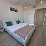 Spacious 2-Bedroom Apartment With Balcony *
