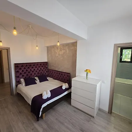 Spacious 2-bedroom With Balcony Апартаменти *
