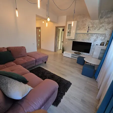 Lägenhet Spacious 2-bedroom With Balcony Bukarest